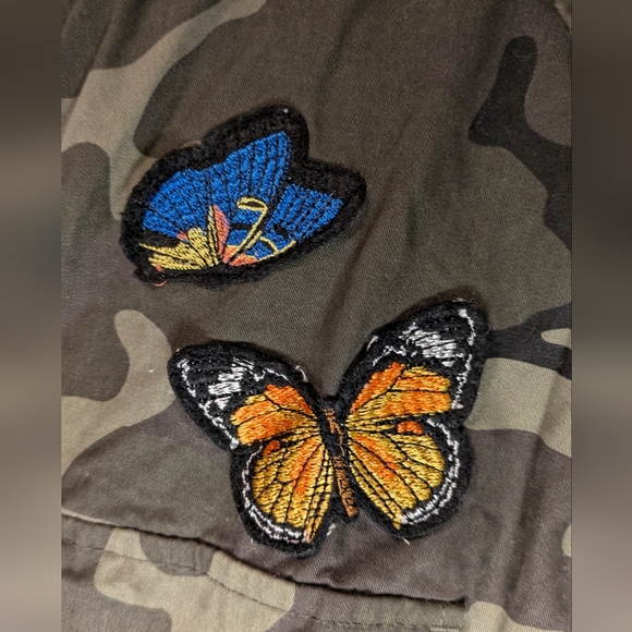 Forever 21 Camouflage Button-Up Shirt with Patches - Picture 4 of 7